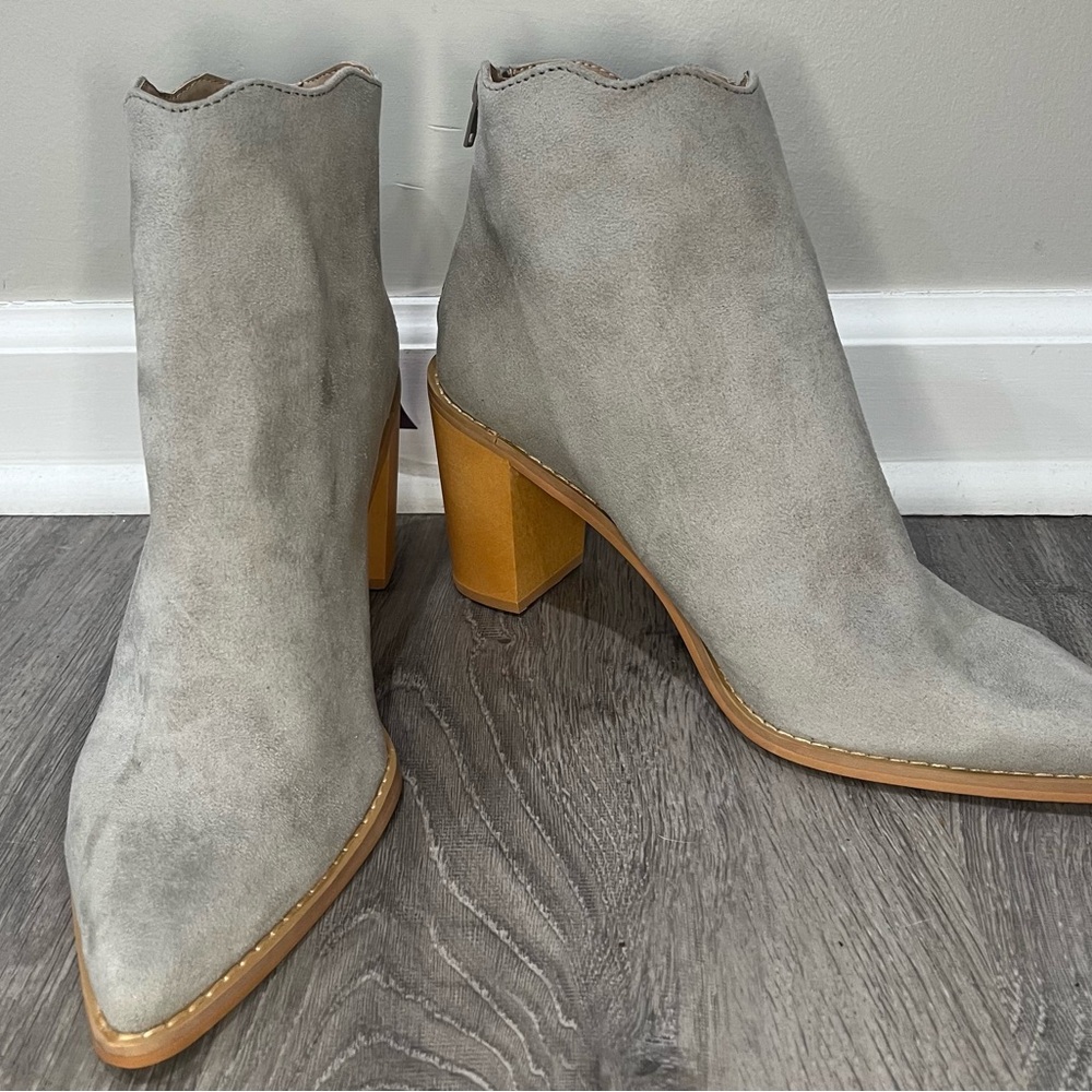 Lascana NWT Size 39 Light Gray Scalloped Suede Heeled Booties